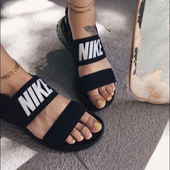 nike tanjun sandals on feet